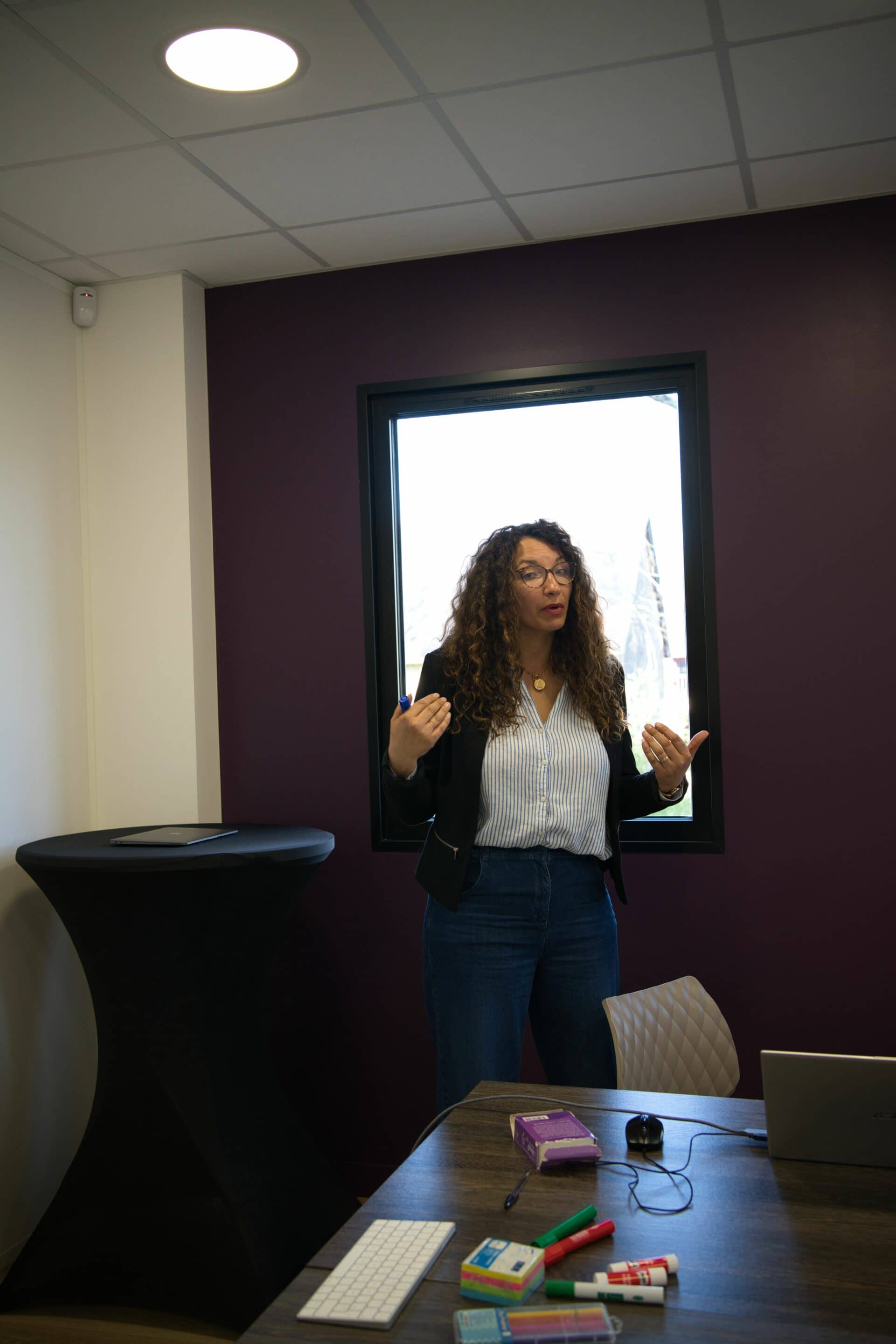 Yasmina Bouland animant une formation à Rennes